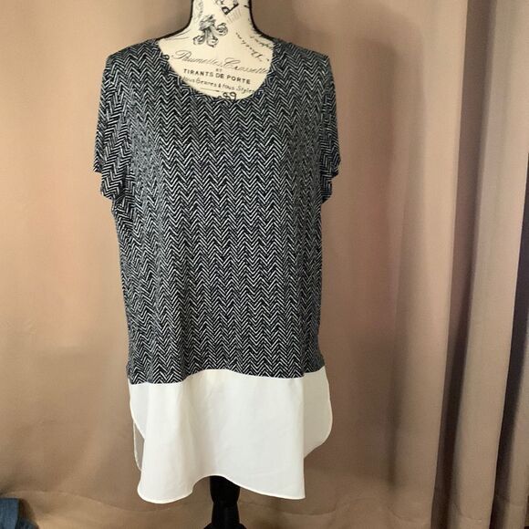 Pit to pit 21 inches the length and shoulder to him is 31.  9/1 - Picture 1 of 8